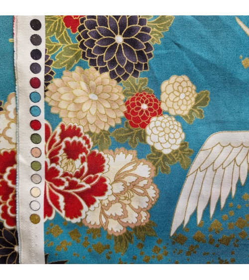 Tela japonesa Grullas al vuelo y flores en azul retro.