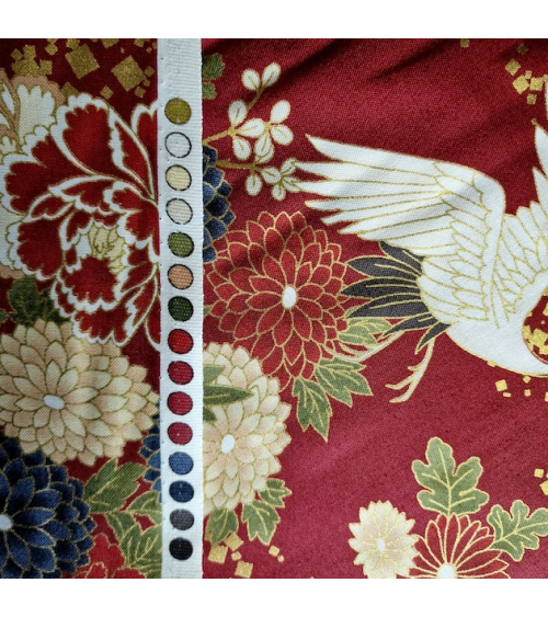 Tela japonesa Grullas al vuelo y flores en rojo.