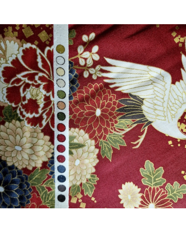 Tela japonesa Grullas al vuelo y flores en rojo.