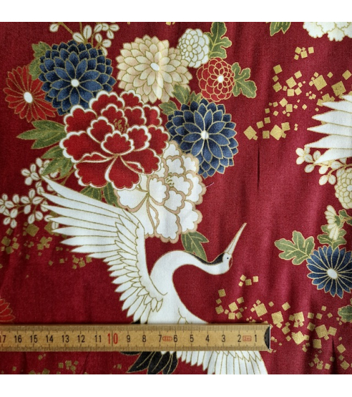 Tela japonesa Grullas al vuelo y flores en rojo.