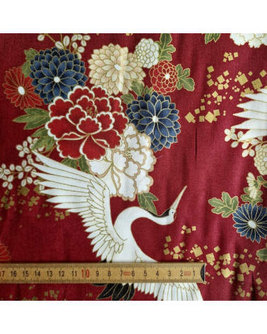 Tela japonesa Grullas al vuelo y flores en rojo.