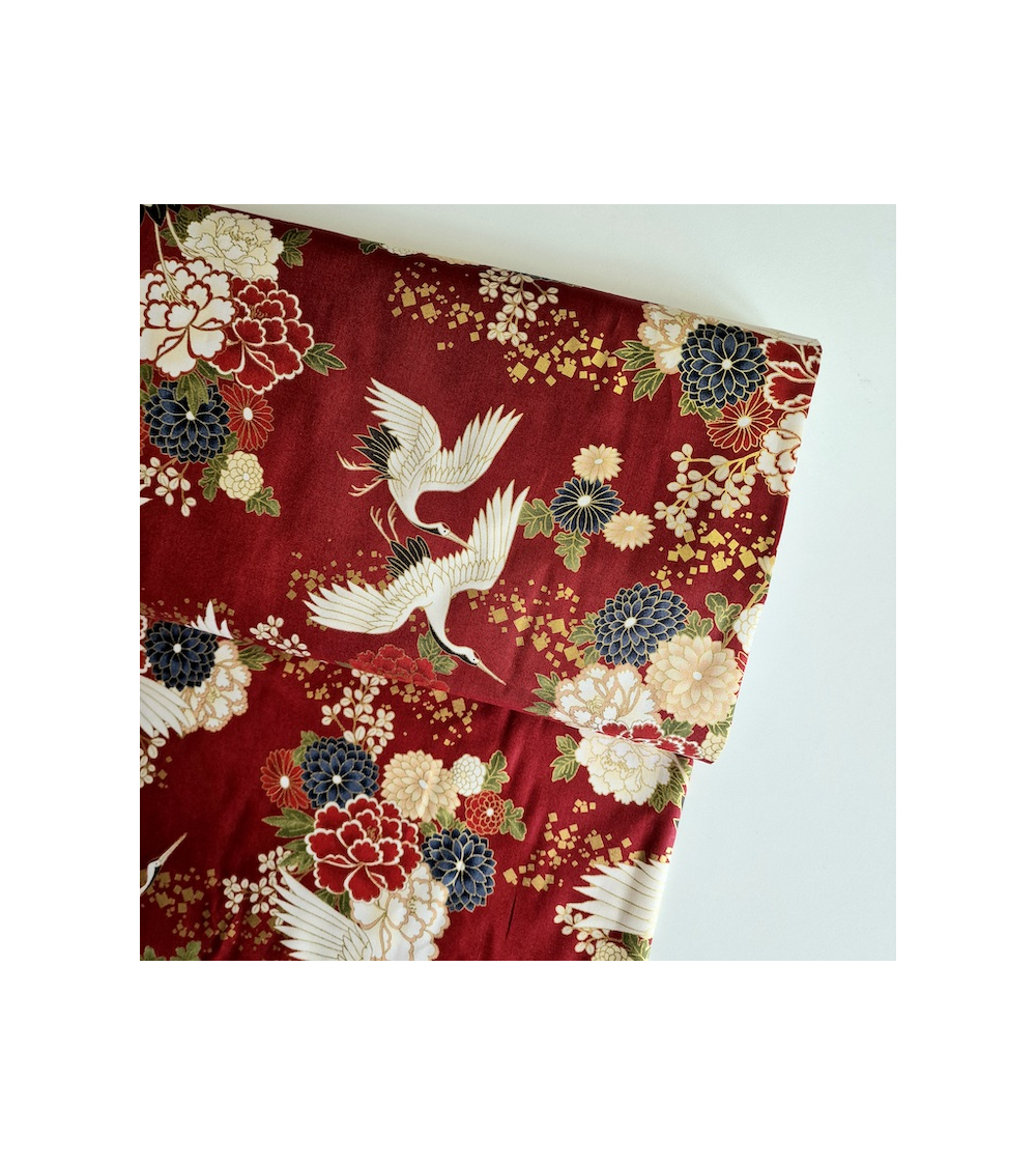 Tela japonesa Grullas al vuelo y flores en rojo.