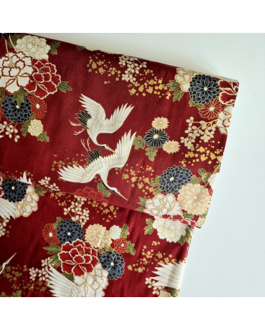 Tela japonesa Grullas al vuelo y flores en rojo.