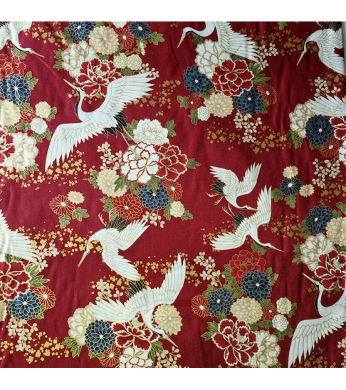 Tela japonesa Grullas al vuelo y flores en rojo.