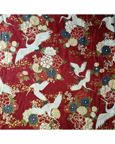 Tela japonesa Grullas al vuelo y flores en rojo.