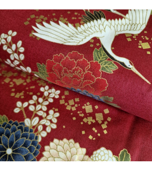 Tela japonesa Grullas al vuelo y flores en rojo.