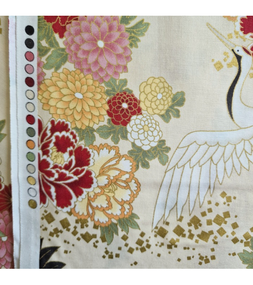 Tela japonesa Grullas al vuelo y flores en marfil.