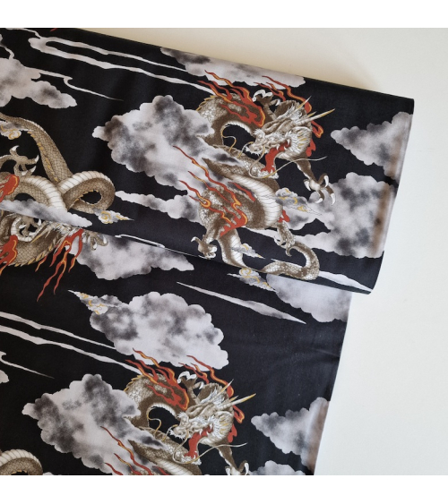 Tela japonesa de algodón de dragones y nubes en negro.
