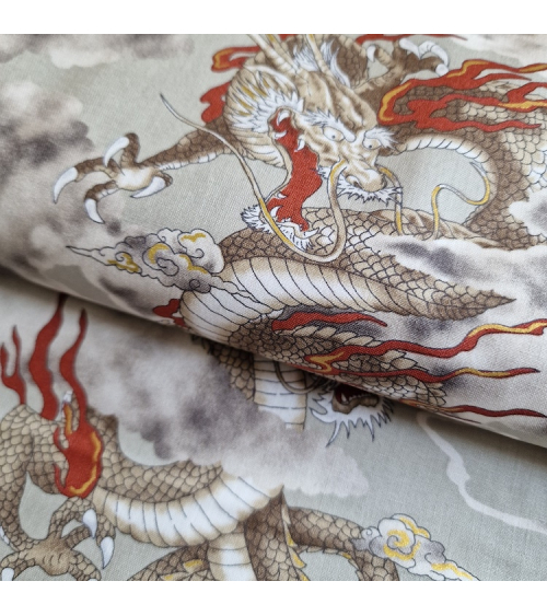 Tela japonesa de algodón de dragones y nubes en gris piedra.