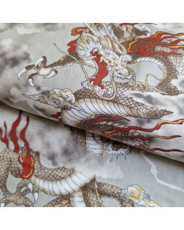 Tela japonesa de algodón de dragones y nubes en gris piedra.