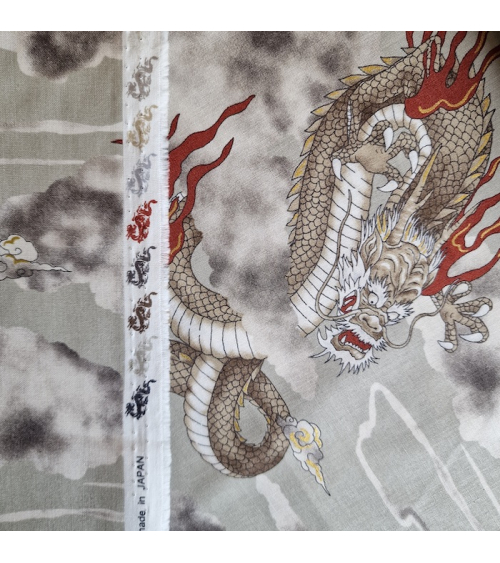Tela japonesa de algodón de dragones y nubes en gris piedra.