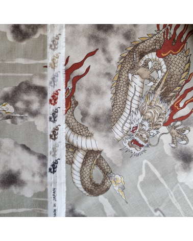 Tela japonesa de algodón de dragones y nubes en gris piedra.