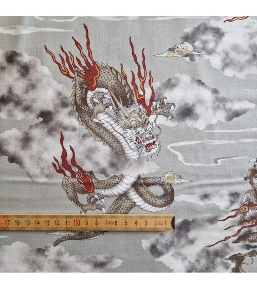 Tela japonesa de algodón de dragones y nubes en gris piedra.