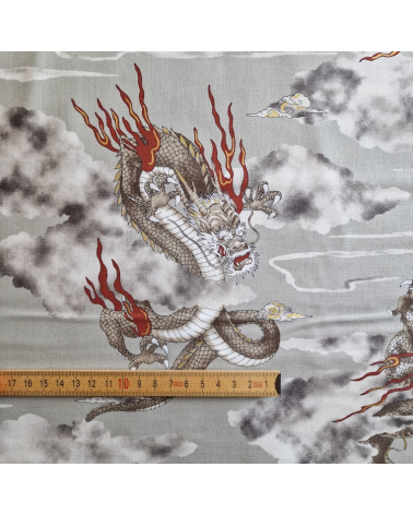 Tela japonesa de algodón de dragones y nubes en gris piedra.