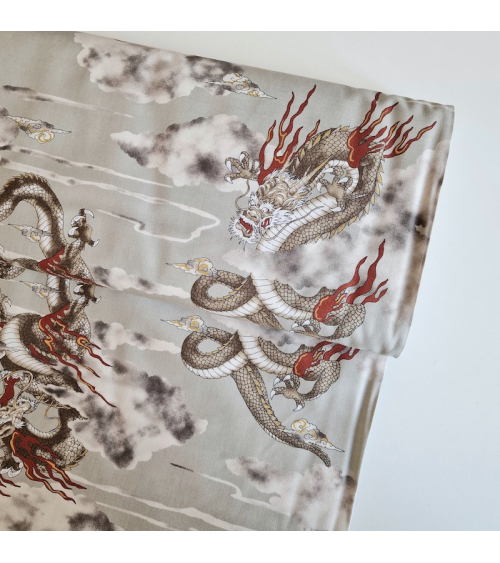 Tela japonesa de algodón de dragones y nubes en gris piedra.