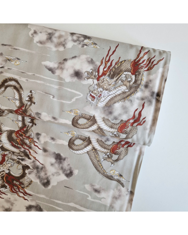 Tela japonesa de algodón de dragones y nubes en gris piedra.
