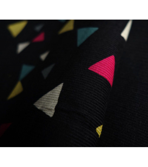 Tela japonesa. Triángulos de colores sobre fondo negro