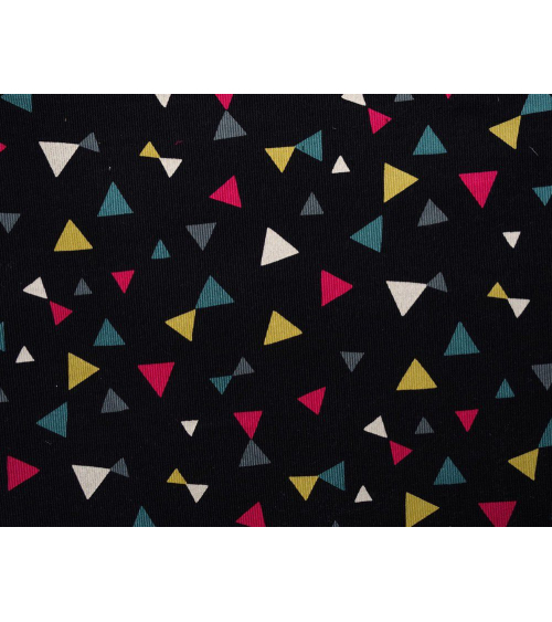 Tela japonesa. Triángulos de colores sobre fondo negro
