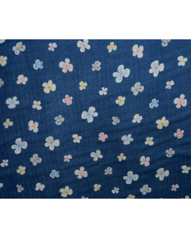 Tela japonesa. Flores sobre fondo azul oscuro
