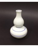 Botella de sake en porcelana con líneas azules