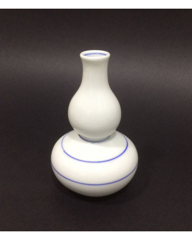 Botella de sake  de porcelana adornada con líneas azules