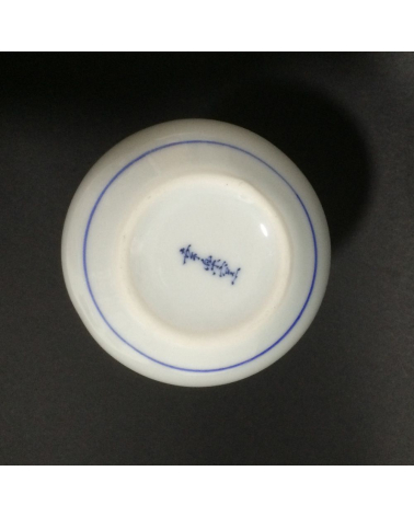 Botella de sake  de porcelana adornada con líneas azules