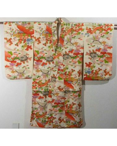 Kimono vintage. árboles en flor sobre fondo en color nude.