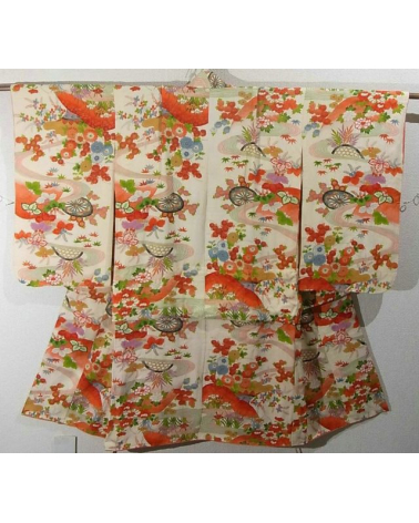 Kimono vintage. árboles en flor sobre fondo en color nude.