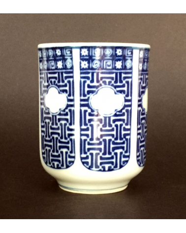 Vaso de té en porcelana con flor de iris