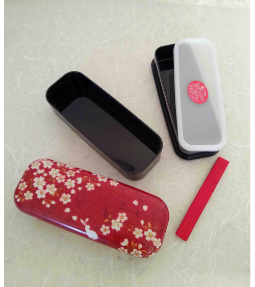 Bento box (lunch box) alargada conejitos y sakura sobre rojo