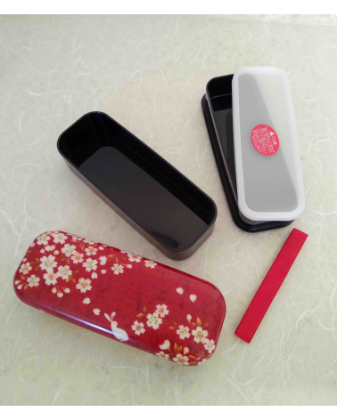 Bento box (lunch box) alargada conejitos y sakura sobre rojo