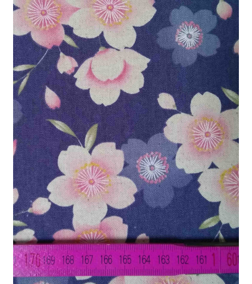 Loneta de sakuras sobre fondo azul lavanda