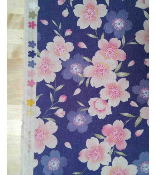 Loneta de sakuras sobre fondo azul lavanda
