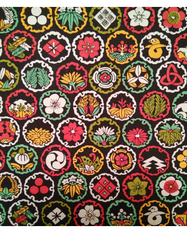 Chiyogami de escudos multicolores sobre negro
