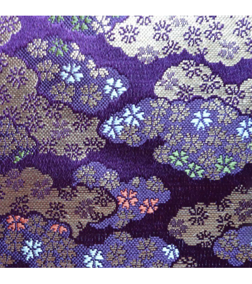 Brocado púrpura con nubes y flor de cerezo (kumo y sakura)
