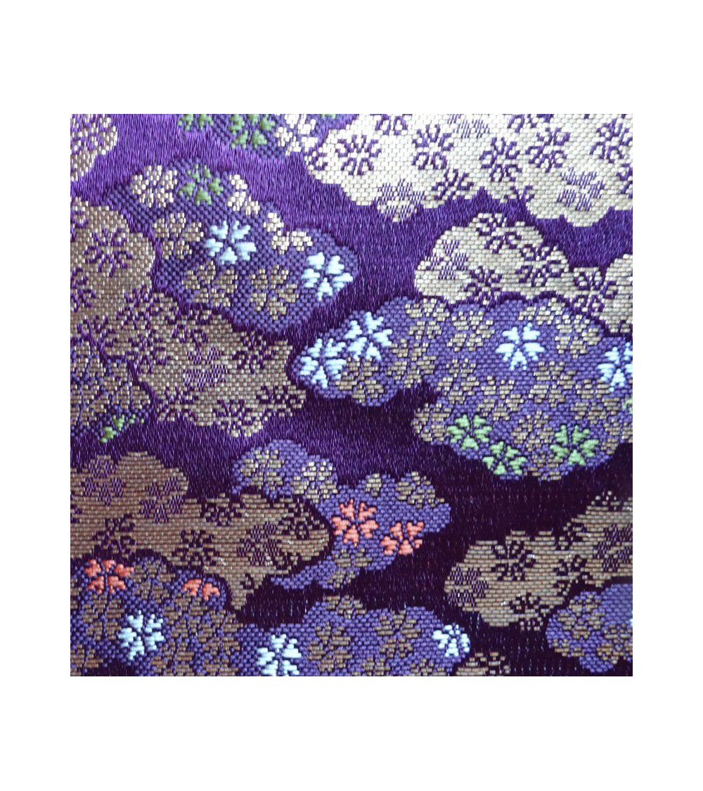 Brocado púrpura con nubes y flor de cerezo (kumo y sakura)