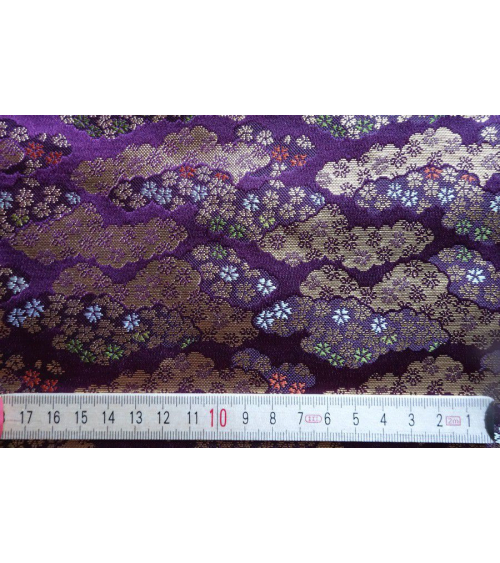 Brocado púrpura con nubes y flor de cerezo (kumo y sakura) (escala)