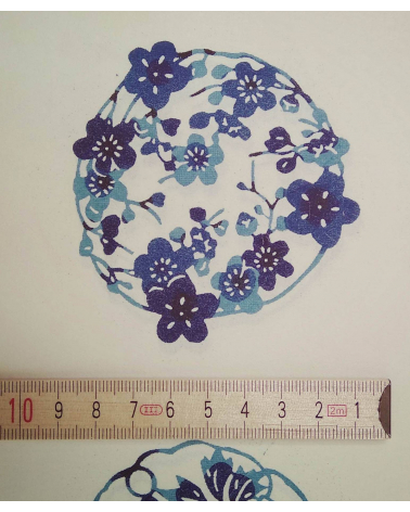 Papel Katazome con motivos de flores en azules