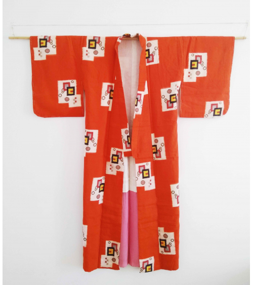 Kimono meisen en naranja con motivos geométricos.