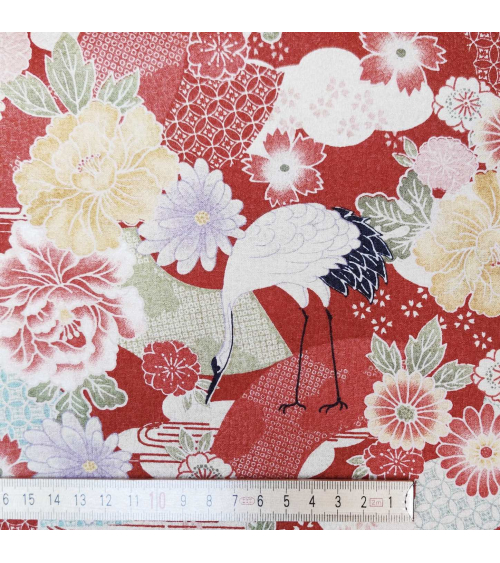 Tela Japonesa grullas y flores en rojo en crepe de algodón.
