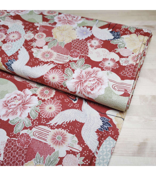 Tela Japonesa grullas y flores en rojo en crepe de algodón.