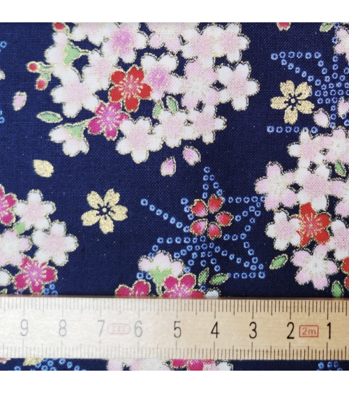 Tela japonesa con sakuras y asanoha sobre fondo azul