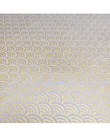 Papel Chiyogami japonés seigaihas doradas sobre fondo blanco