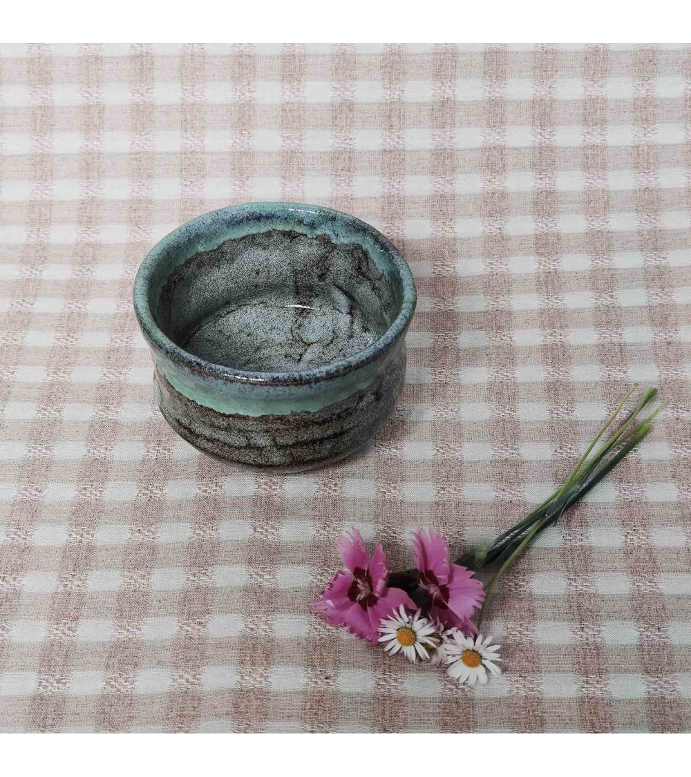 Cuenco japonés para té matcha azul verdoso.