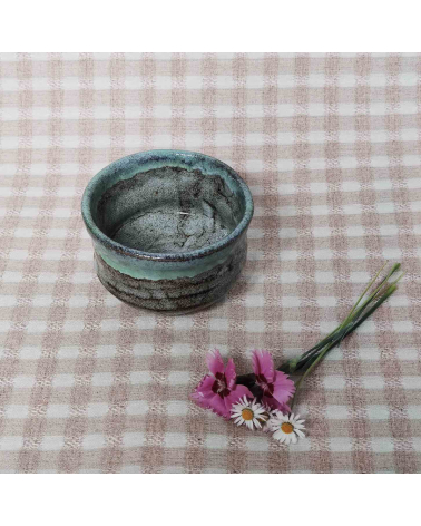 Cuenco japonés para té matcha azul verdoso.
