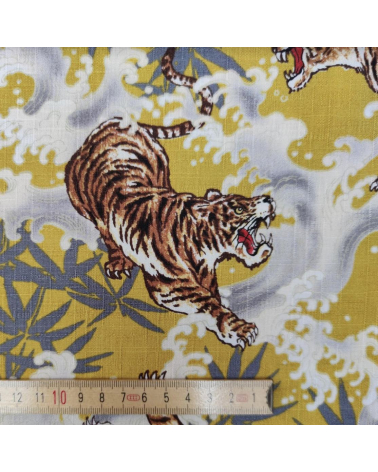 Tela japonesa en dobby de algodón "Tigres y bambú" en mostaza.