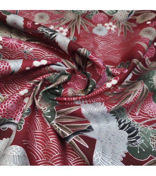 Tela japonesa de algodón de grullas en rojo con detalles en plata.