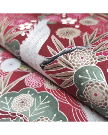 Tela japonesa de algodón de grullas en rojo con detalles en plata.