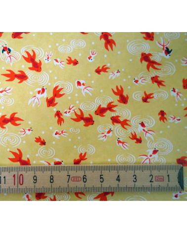Papel japonés chiyogami de carpas rojas sobre fondo amarillo
