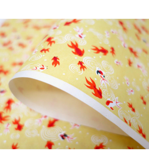 Papel japonés chiyogami de carpas rojas sobre fondo amarillo
